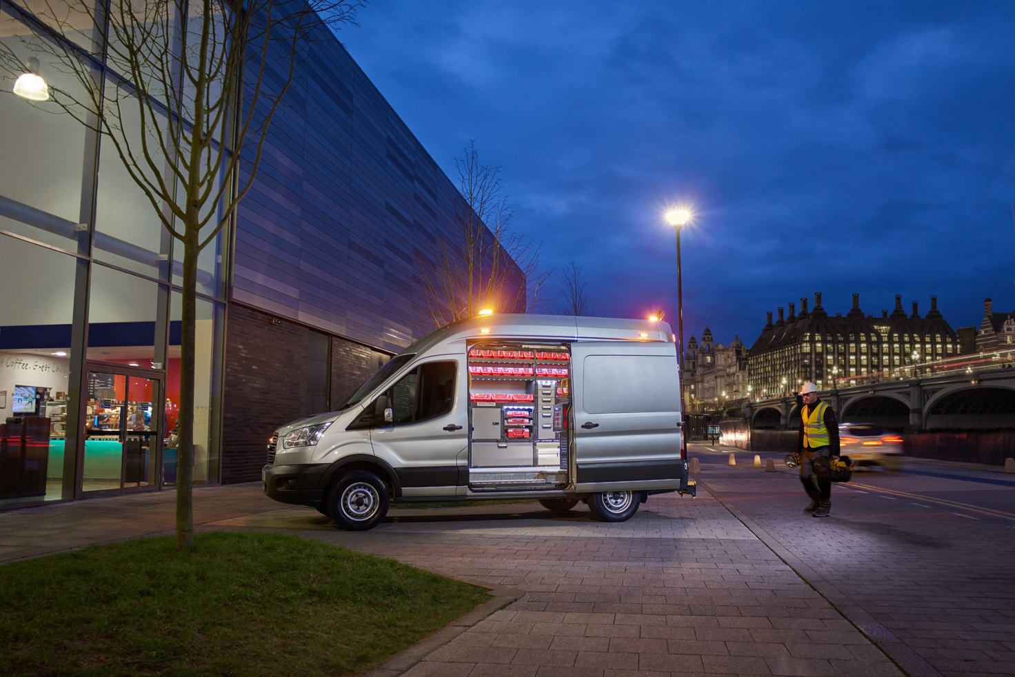Electricien bedrijfswagen 's avonds voorzien van modul-system bedrijfswageninrichting