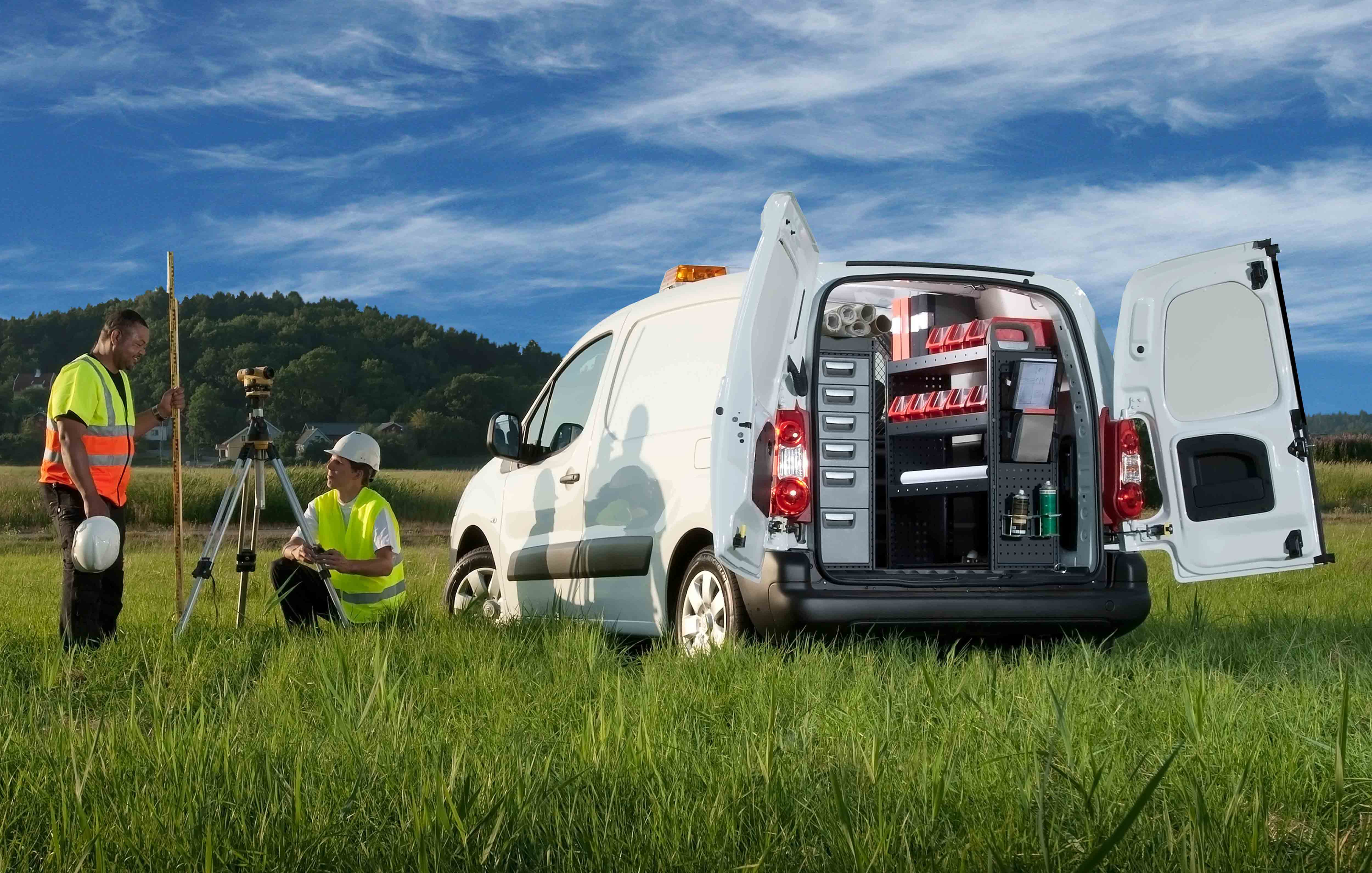 Bedrijfswagen voorzien van modul-system bedrijfswageninrichting, in het veld