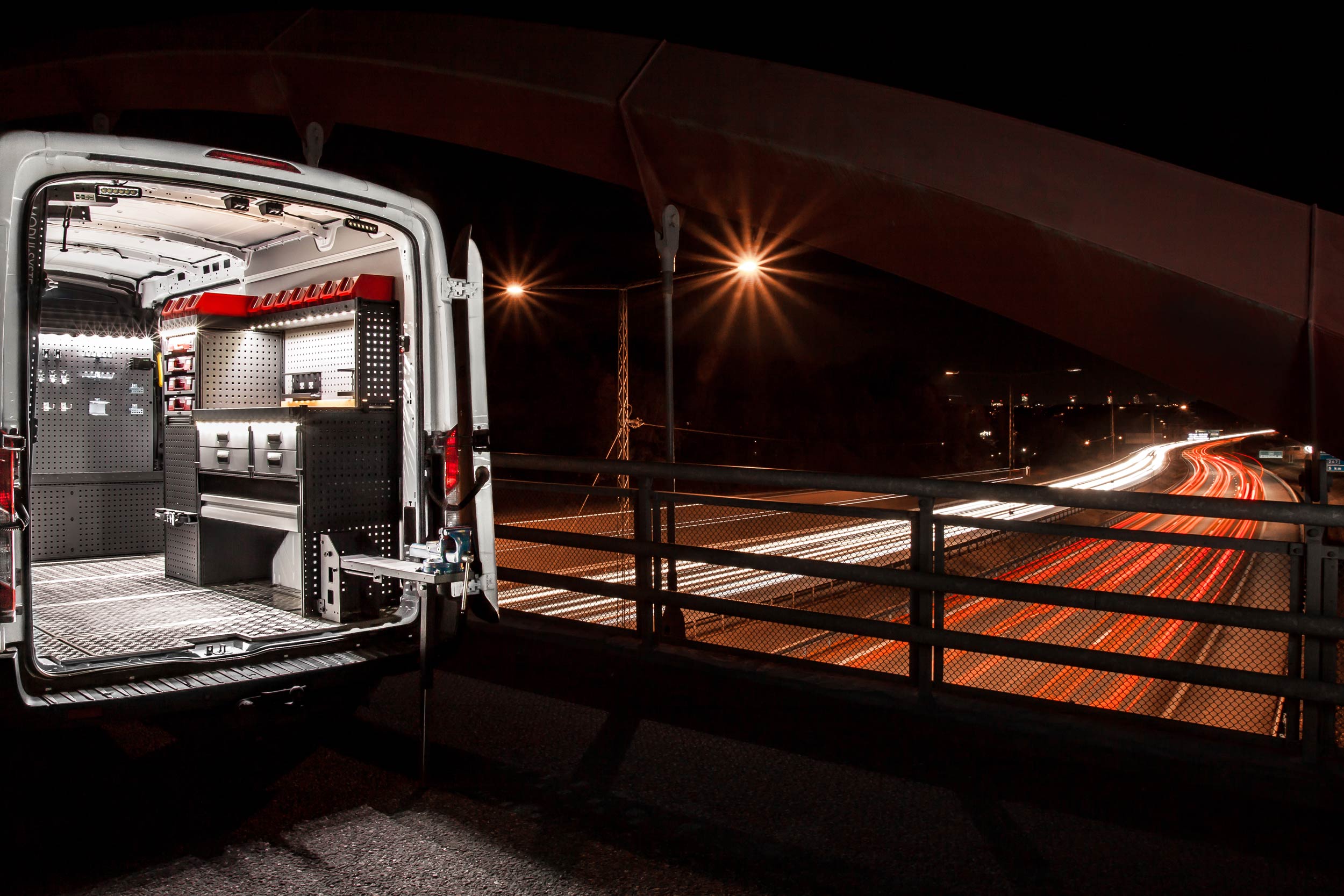 Electricien bedrijfswagen 's avonds voorzien van modul-system bedrijfswageninrichting