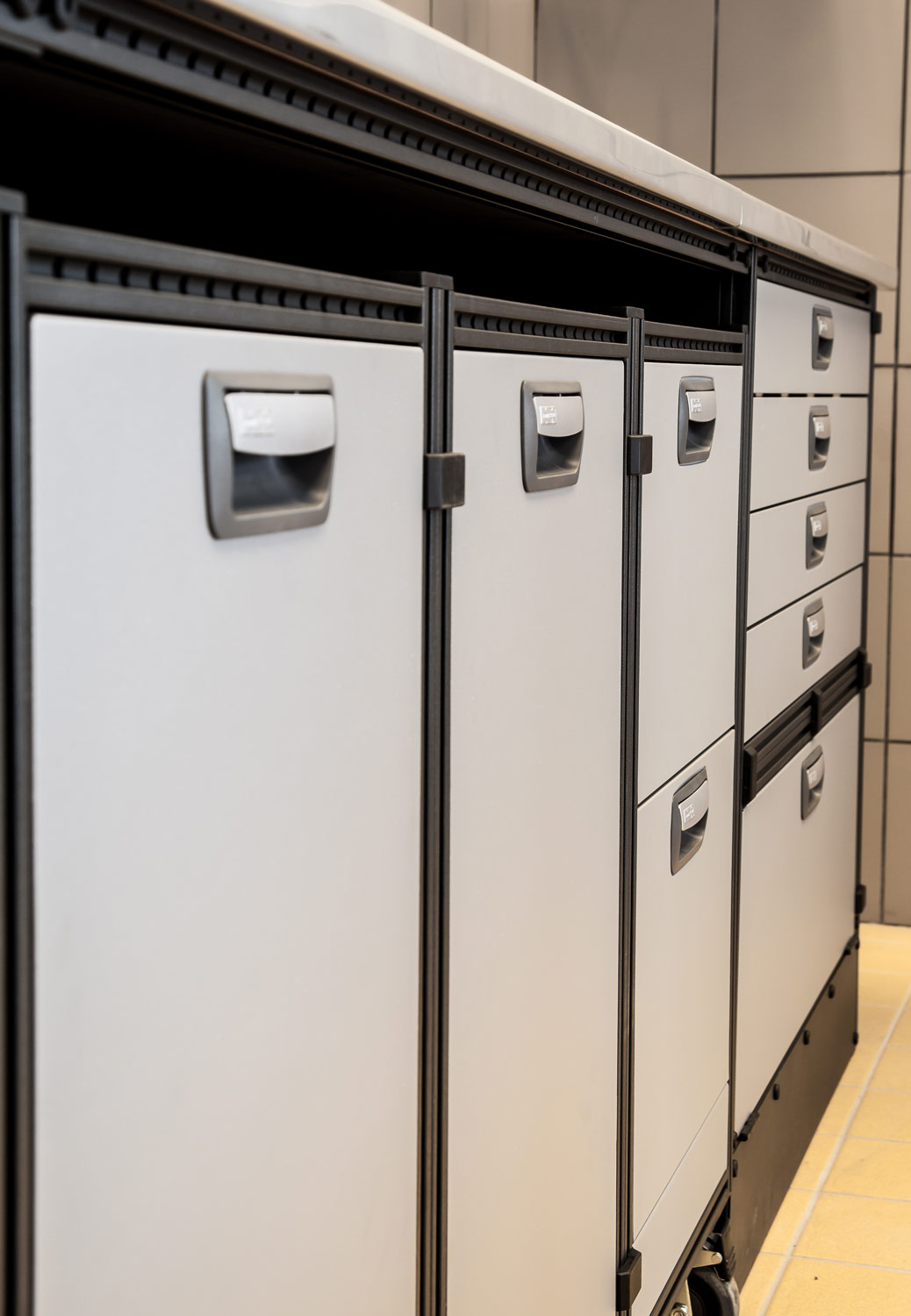 Voorbeeld van modul-system bedrijfswageninrichting met laden