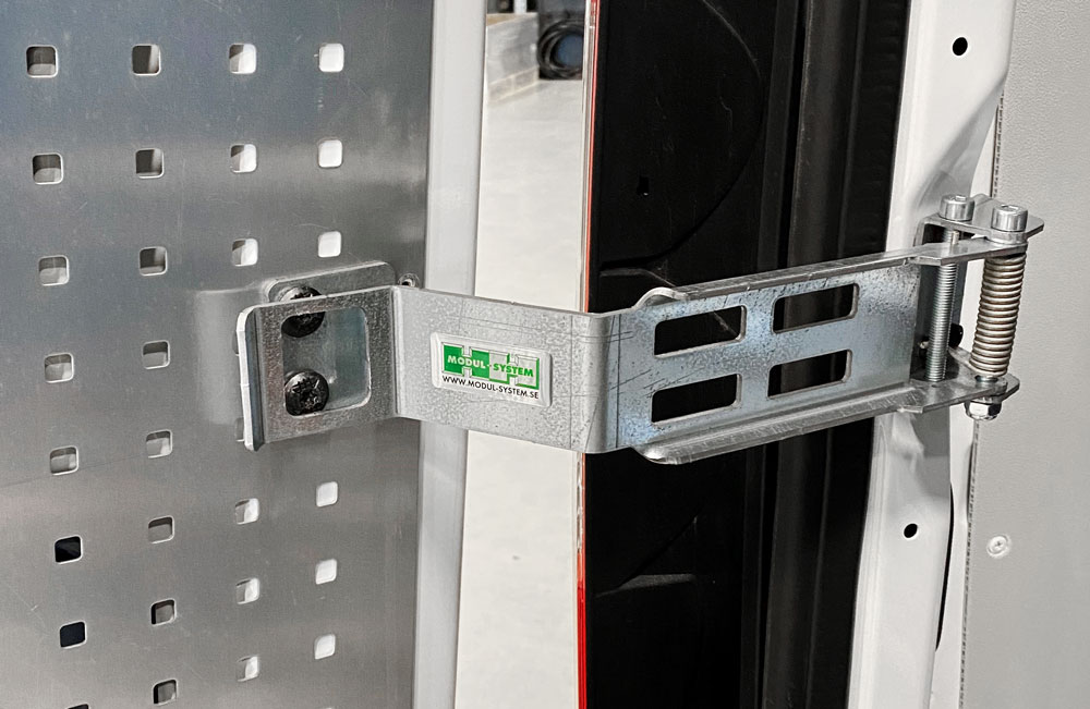 We introduceren nieuwe handige deurstopscharnieren voor de achterdeuren van een Mercedes Sprinter